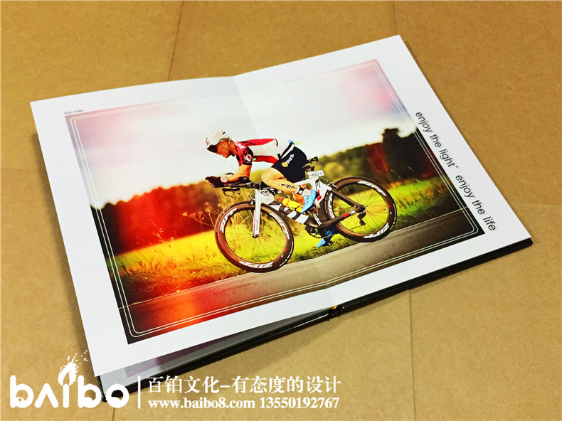 把父親賽車手時的照片，做成英雄人物形象